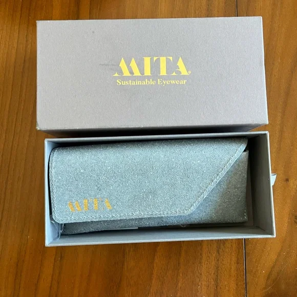 Gold and Brown Geometric Sunglasses with Modern Design - Picture 2 of 3